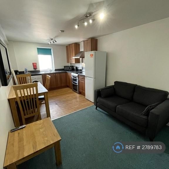 1 bedroom in a flat share to rent - Photo 1