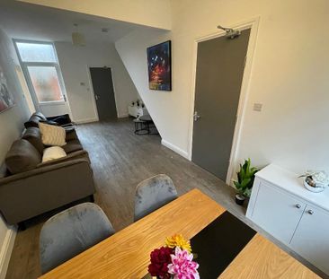 5 bedroom end of terrace house to rent - Photo 2