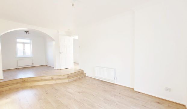 Garnet Walk, Beckton, London E6 - Photo 1