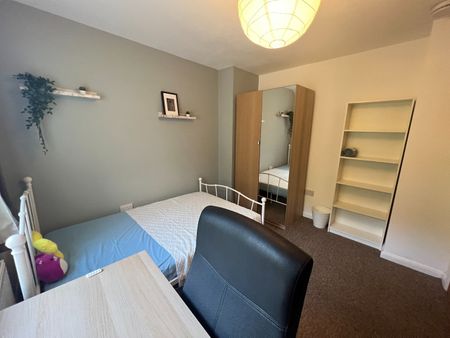 7 Bed Detached House, Charter Avenue, CV4 - Photo 3