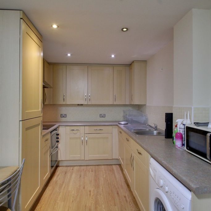 Knighton Park Road, Leicester - Photo 1