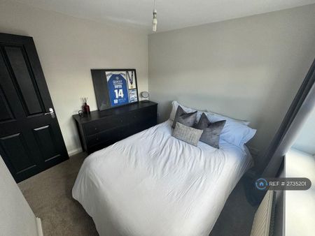 4 bedroom detached house to rent - Photo 3