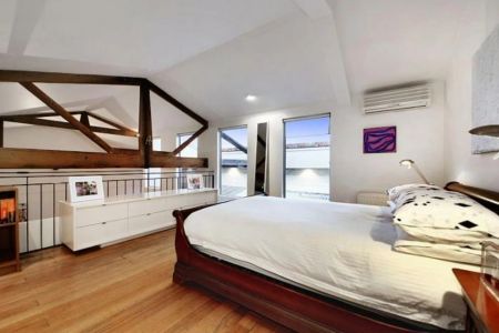 The Art Of Warehouse Living In Iconic Surroundings! - Photo 3