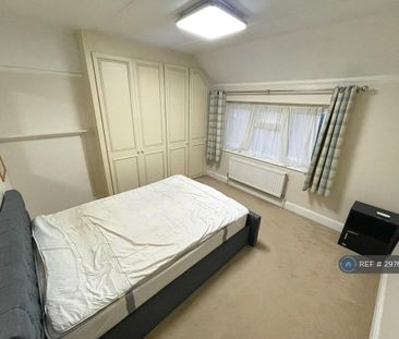 4 bedroom semi-detached house to rent - Photo 2