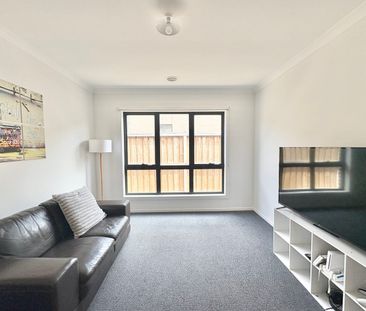 Spacious and Stylish Living in Quiet Court Location - Photo 1