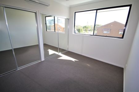 Air-Conditioned Townhouse in Great Location Close to the River - Photo 2