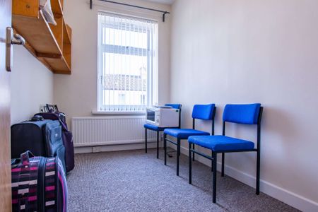 Great location for all universities! - Photo 2