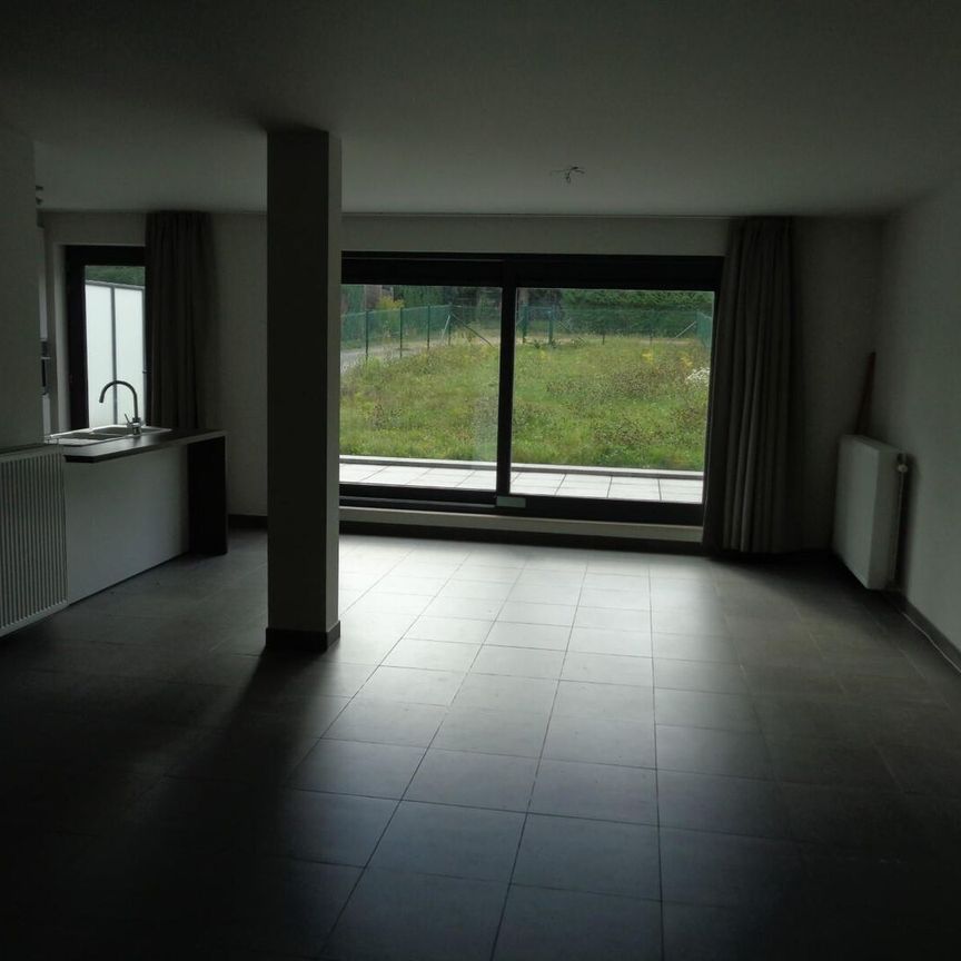 Recent (2012), ruim appartement op het gelijkvloers, ideaal gelegen vlakbij de Duitse School en op 1km van de Ring. - Photo 1