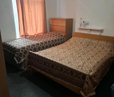 1 bedroom in a house share to rent - Photo 2