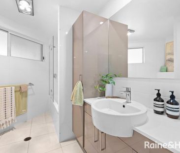 Spacious Ground-Floor Apartment with Private Courtyard & Entry - Photo 2