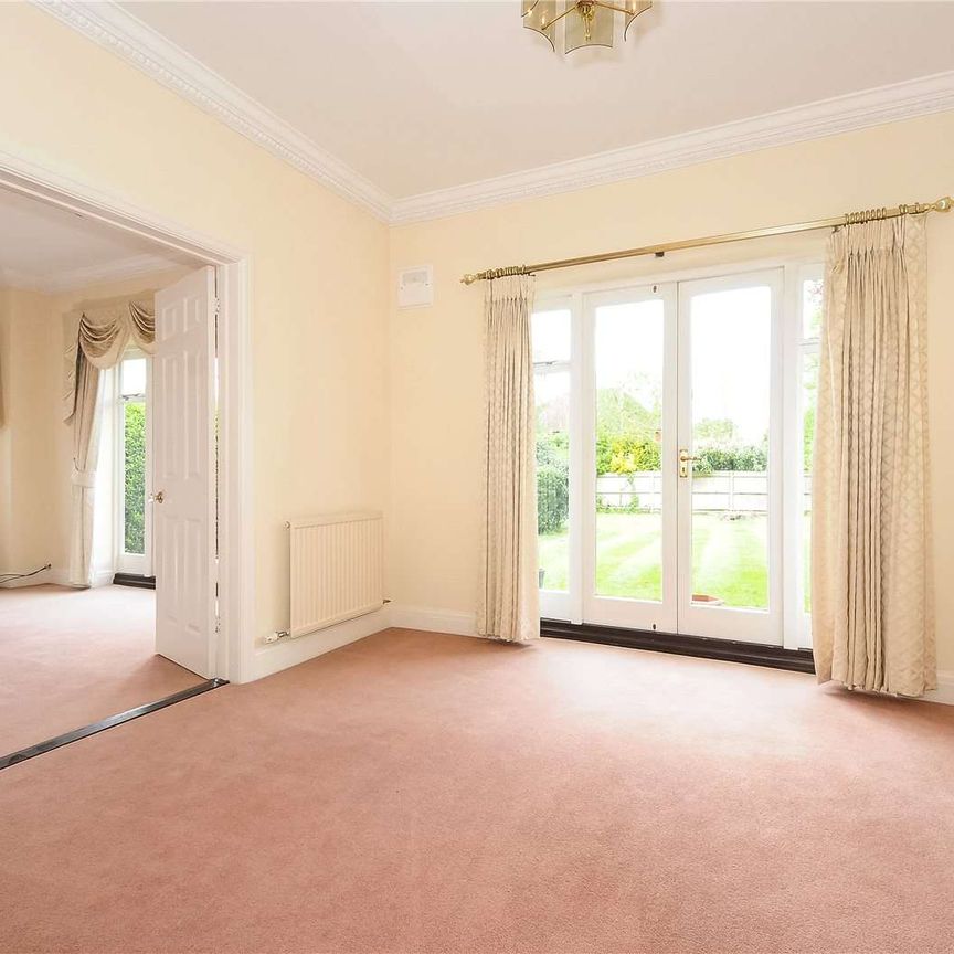 A detached family home on the outskirts of Windsor town centre in a sought after gated development close to Windsor Great Park. - Photo 1