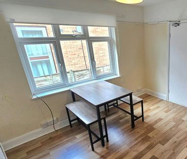 Bungalow to rent on - Photo 5