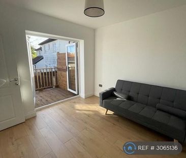 4 bedroom semi-detached house to rent - Photo 1