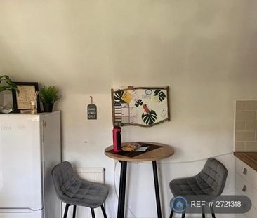 3 bedroom flat to rent - Photo 6