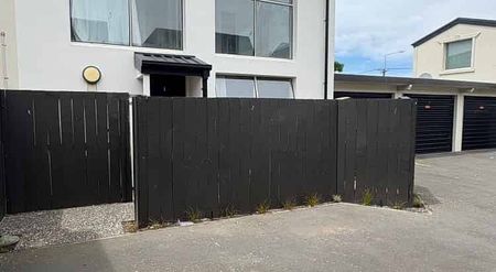 Charming 2BR Townhouse with Single garage - Photo 4