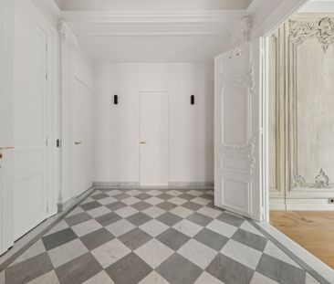 Location Appartement de luxe Paris 7 4 Pièces 165.74 m² - Photo 4
