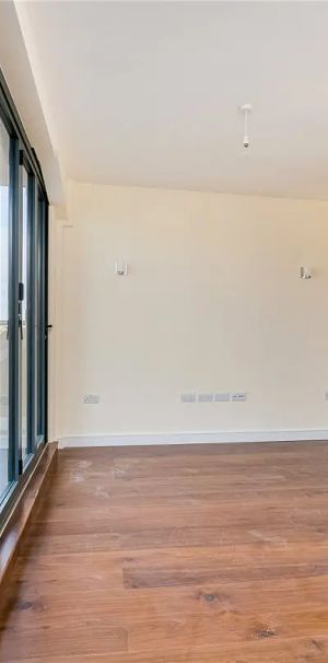 4 bedroom house in London - Photo 1