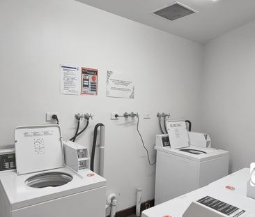 Furnished Studio Apartment – Prime North Melbourne Location - Photo 4