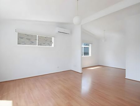 Charming Family Home in Gailes - Photo 4