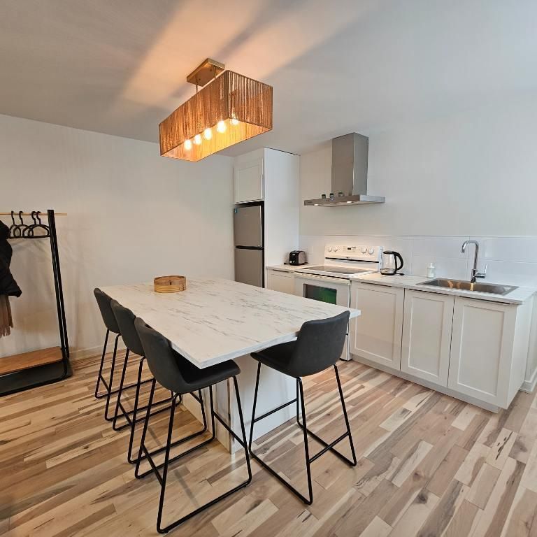 JUILLET ** Magnifique 3 1/2 rénové / Face au Parc St-Clément - Photo 1