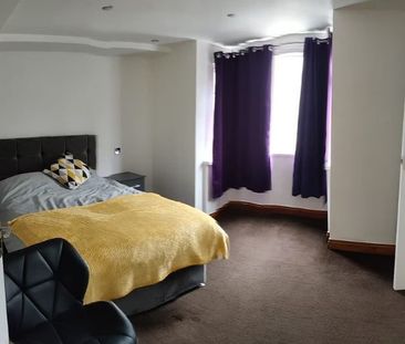 Room in a Shared House, Burley Road, LS4 - Photo 6