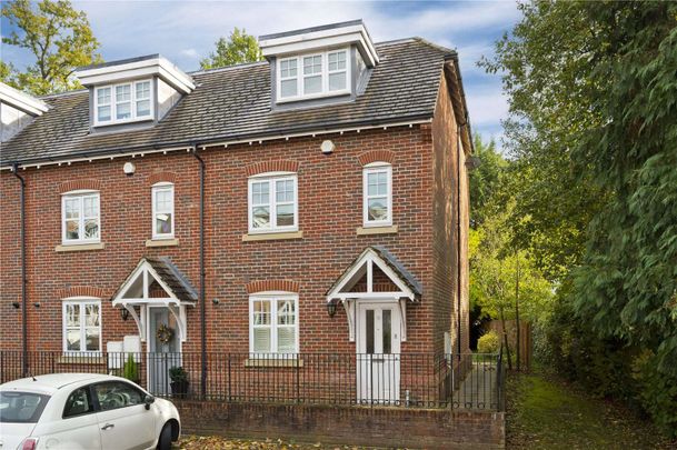 A stunning four bedroom family home located in the beautiful and peaceful Claygate village. - Photo 1