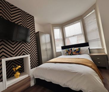 BEDROOM 1- MEDIUM DOUBLE ENSUITE - Photo 6