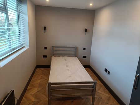 Room in a Shared House, Grayscroft Road, SW16 - Photo 4