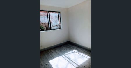 This newly renovated and immaculately presented apartment - Photo 3