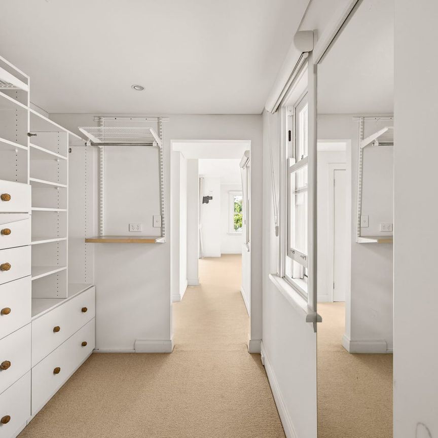 Renovated sandstone home on peninsula with double garage - Photo 1