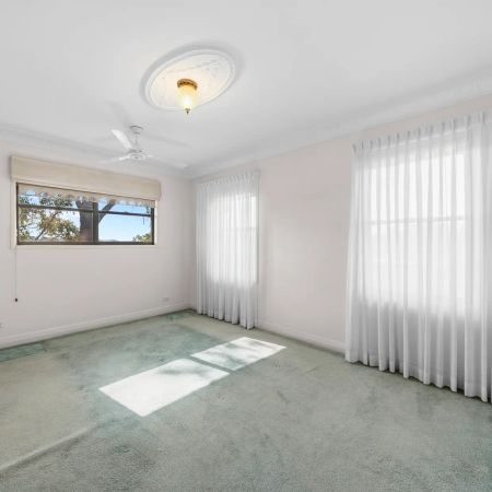 STUNNING 4 - BEDROOM 2- BATHROOM HOME IN BRIDGEMAN DOWNS - Photo 2