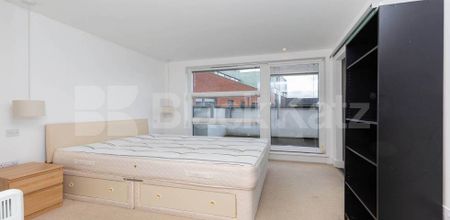 3 Bedroom, 2 bath, 1 reception Flat - Photo 2