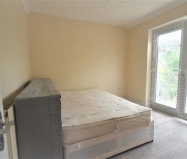 4 bedroom flat to rent - Photo 2