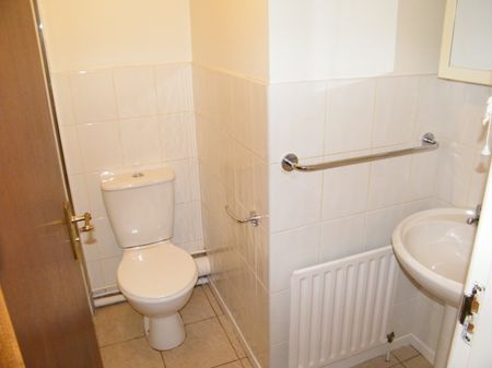 2 bedroom flat to rent - Photo 3