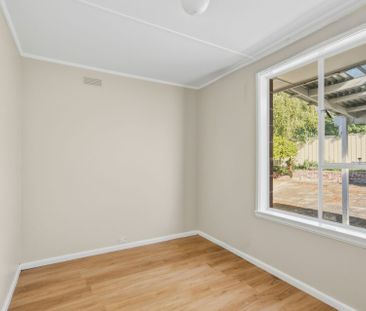 Views, Space and Comfort in an Elevated Chigwell Position - Photo 4