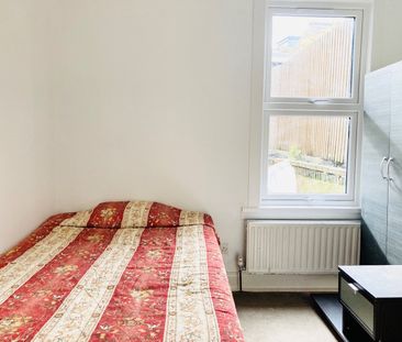 Room in a Shared House, Victoria Way, SE7 - Photo 1