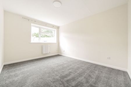 Little Thatch, Godalming, Surrey, GU7 - Photo 4