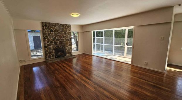 LARGE HOME FOR FAMILIES OR FLATTIES! - Photo 1