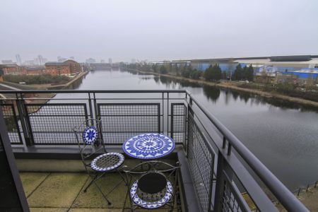 WATERQUARTER CARDIFF BAY FURNISHED TWO BEDROOM PENTHOUSE WITH BALCONY AND WATER VIEWS - Photo 2