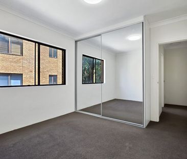 Located in the heart of Revesby! - Photo 2