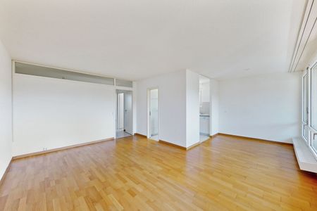 Lovely bright apartment with good public transport links - Photo 2