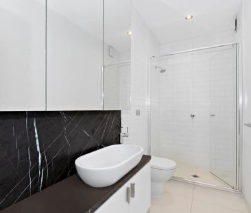 Modern Two-Bedroom Townhouse with Balcony and Secure Garage - Photo 6