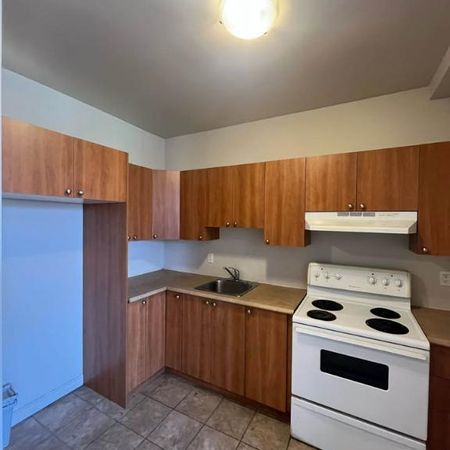 4 1/2 disponible avec possibilité de stationnement - Photo 3