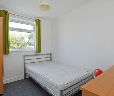 Fantastic 3 Bedroom Student Property - Photo 2