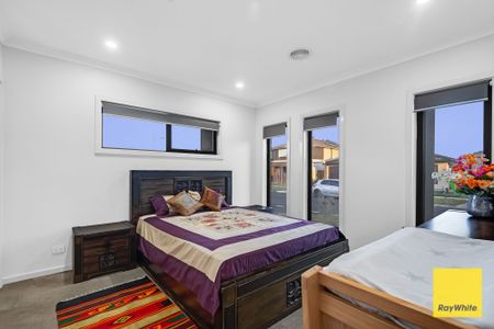 Spacious Bedroom, 2-Bathroom Home with Double Garage for Lease - Photo 3