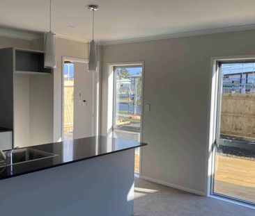 Modern Family Home - Photo 3