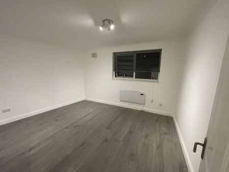 Newly Refurbished To A High Standard – Spacious One Bed Apartment to let in Upminster! - Photo 2