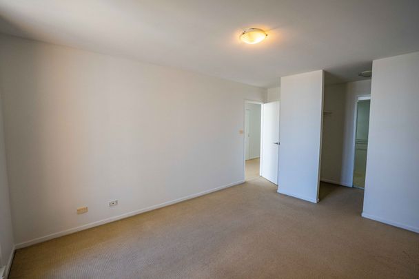 Spacious Inner-City Living with Stunning Harbour Views - Photo 1