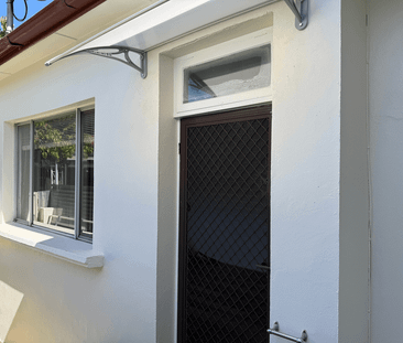 One Bedroom Granny Flat With Private Back Yard - Photo 5