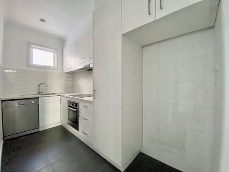LOVELY THREE BEDROOM APARTMENT IN PRIME LOCATION - Photo 5